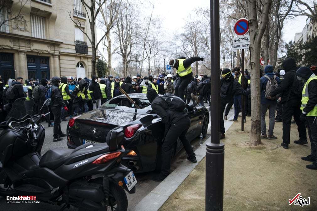 تخریب خودروی لوکس توسط معترضان در پاریس +عکس