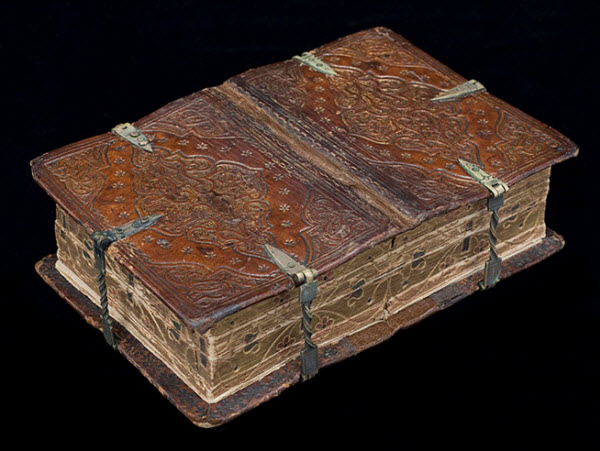 کتابی متعلق به قرن ۱۶ میلادی که در ۶ جهت مختلف می‌توانست باز و خوانده شود