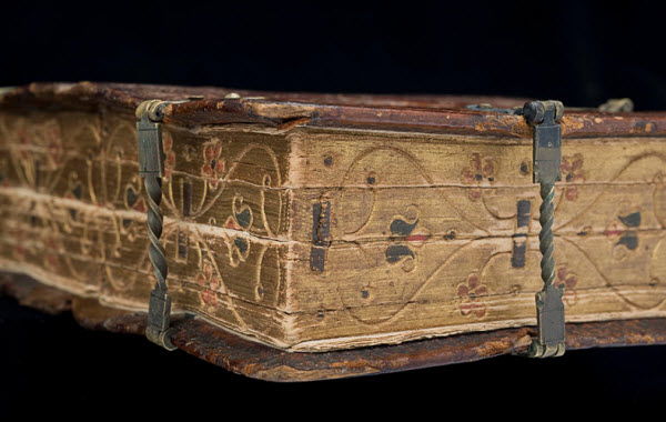 کتابی متعلق به قرن ۱۶ میلادی که در ۶ جهت مختلف می‌توانست باز و خوانده شود