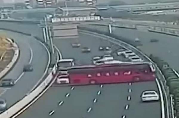 حرکت خطرناک راننده اتوبوس در بزرگراه +عکس