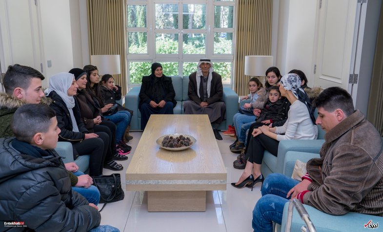 استقبال اسماء اسد از خانواده شهدا +عکس