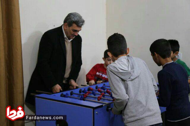 شهردار تهران در حال بازی با کودکان کارتن‌خواب+عکس