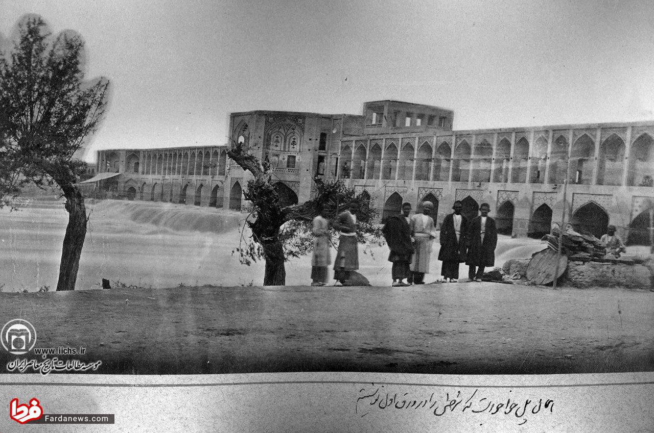 پل خواجو و زاینده رود خروشان در اواخر دوره قاجار +عکس