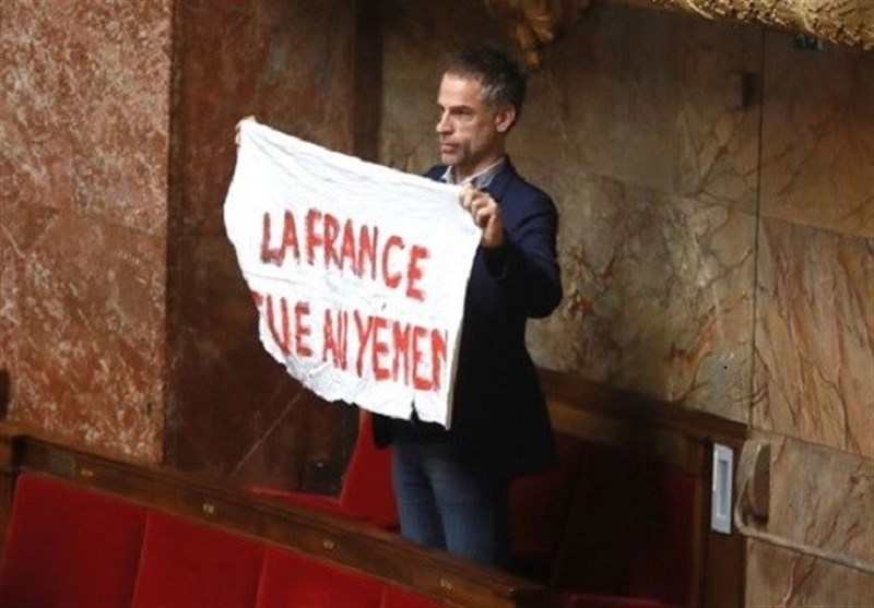 پلاکاردی که باعث ناآرامی در داخل پارلمان فرانسه شد +عکس