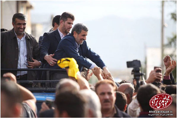دیدار احمدی نژاد با مردم لامرد از پشت وانت +عکس