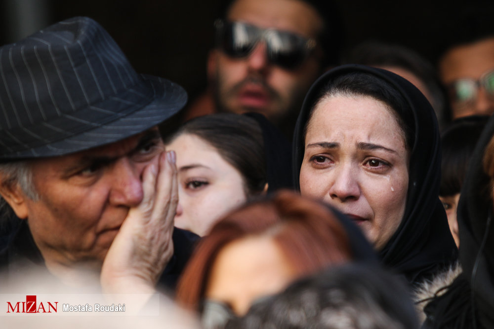 اشک‌های بازیگر «پایتخت» در مراسم تشییع خشایار الوند +عکس