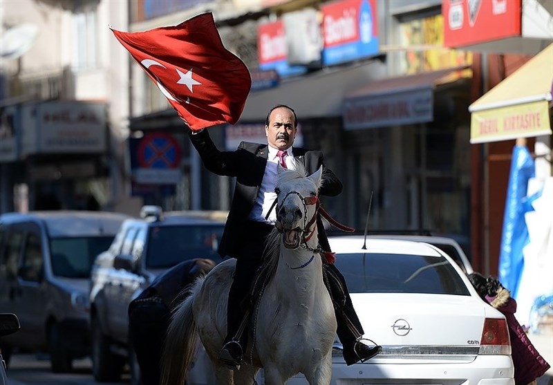 تبلیغات خیابانی یک نامزد انتخاباتی با اسب و پرچم+عکس