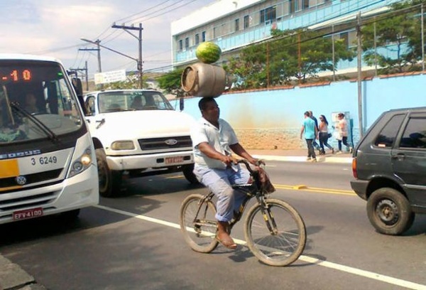 مهارت عجیب دوچرخه سوار در حمل بار+عکس