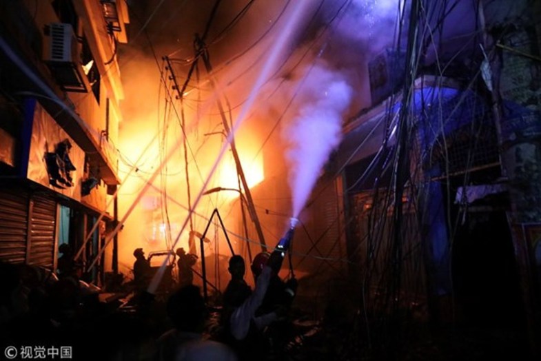 آتش‌سوزی مهیب در پایتخت بنگلادش با بیش از ۵۰ کشته +عکس