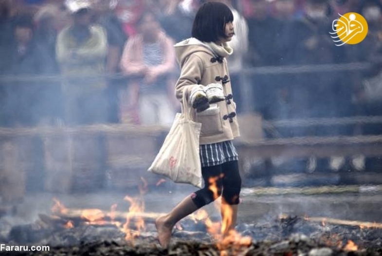 راه رفتن با پای برهنه روی زغال آتشین+تصاویر