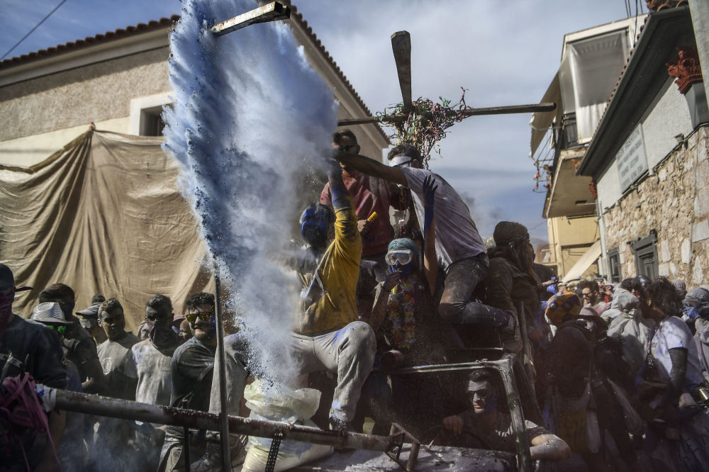 شرکت کنندگان جشن سنتی «نبرد آردی» در یونان