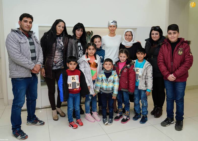 استقبال اسماء اسد از خانواده‌های سه شهید+عکس