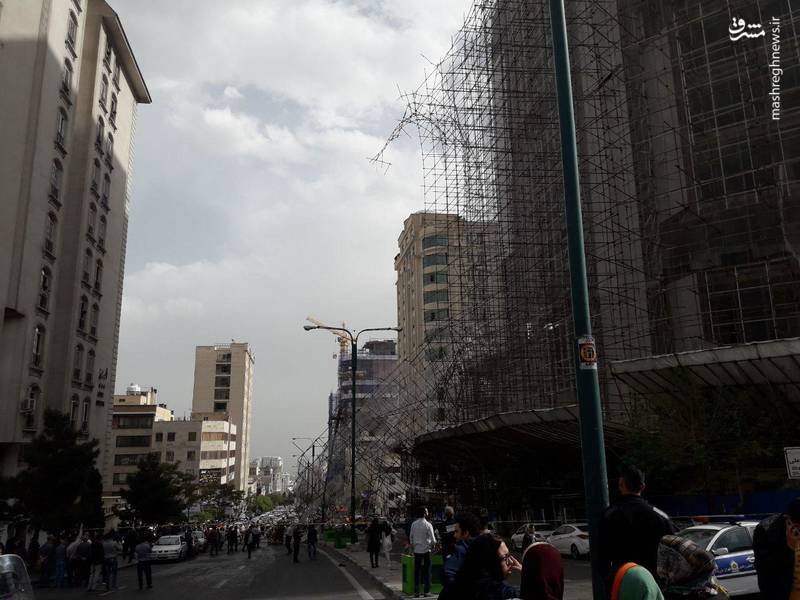 سقوط داربست ساختمان ۱۰ طبقه در سعادت‌آباد +عکس