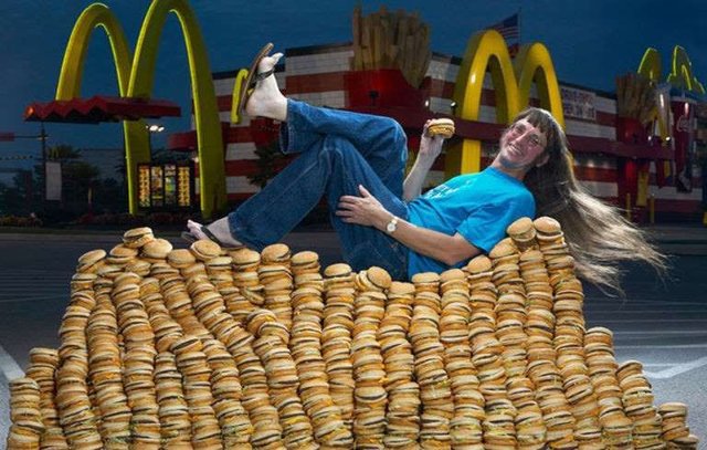 رکورد خوردن ۳۰ هزار همبرگر توسط مرد آمریکایی +عکس