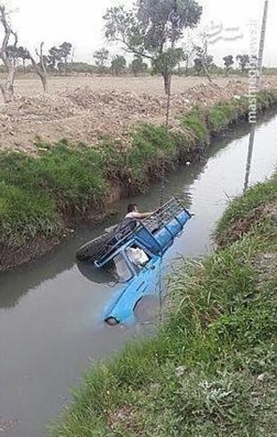 نجات راننده نیسان از سقوط به کانال آب +عکس