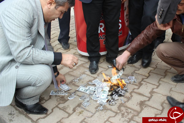 مردم ترکیه دلار‌های آمریکایی را به آتش کشیدند +عکس