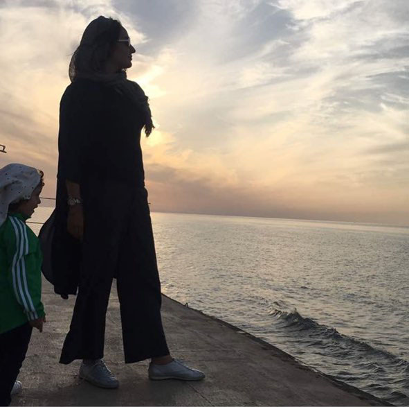 «مهناز افشار» و دخترش لب دریا + عکس