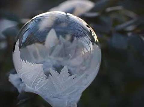 صحنه حیرت انگیز یخ زدن حباب