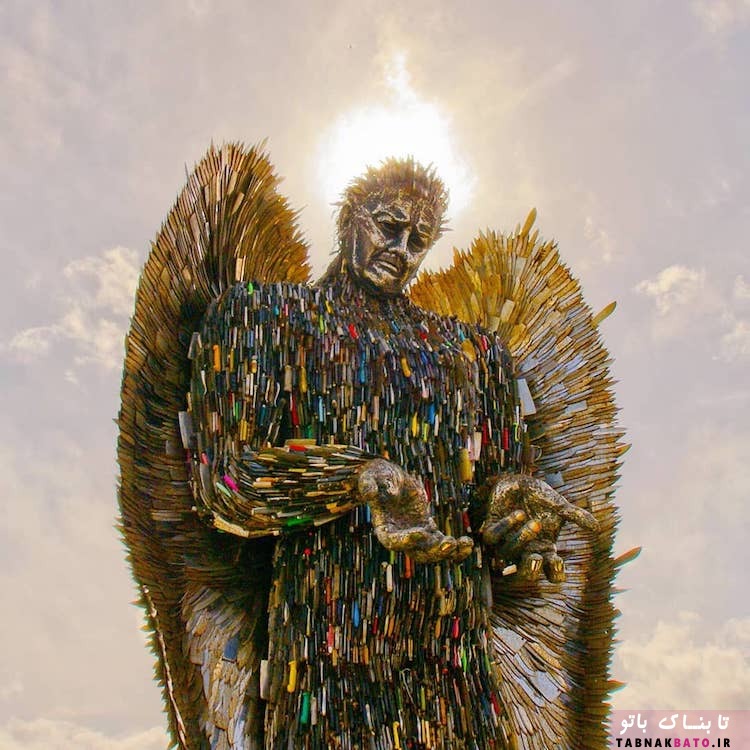 فرشته غول پیکر با بیش از 100،000 چاقو