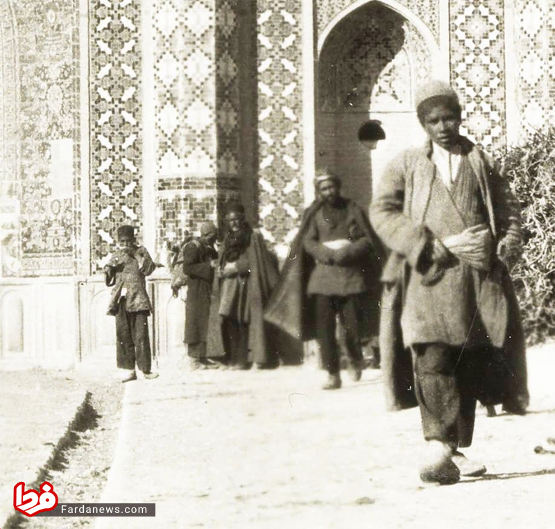عکسی زیبا از مردم در مسجد سپهسالار در سال ۱۳۰۲