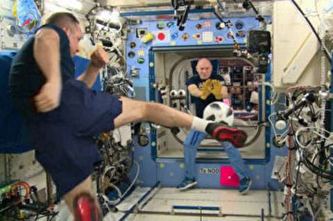 فوتبال بازی کردن فضانوردان در ایستگاه فضایی