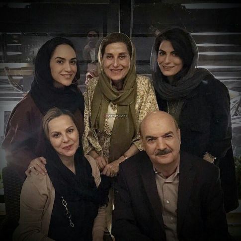 جشن تولد آقای مجری درکنار همسر و دخترانش +عکس