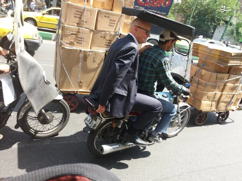 موتورسواری سفیر آلمان در بازار تهران+عکس