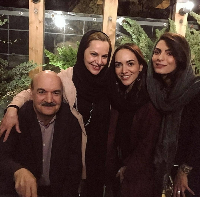 ایرج طهماسب و دخترانش در یک رستوران+عکس