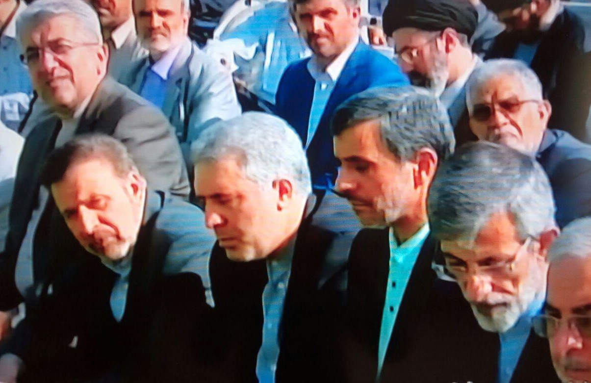 احمدی‌نژاد در صف نماز عیدفطر +عکس