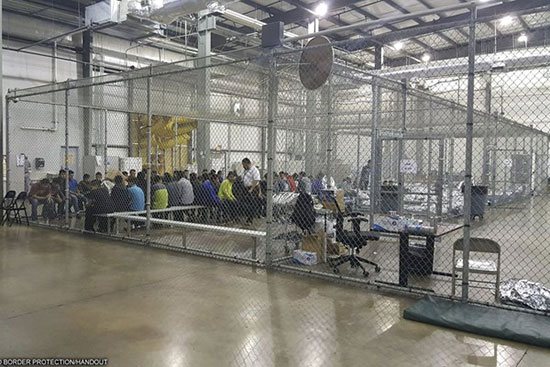 نگهداری مهاجران در قفس در آمریکا +عکس