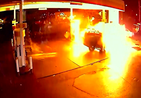 راننده نوجوان پمپ بنزین را به آتش کشید
