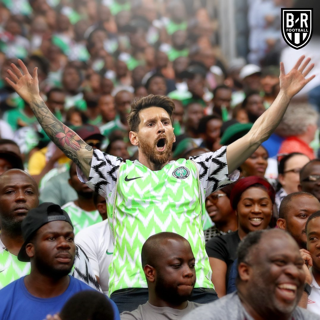 مسی با پیراهن نیجریه در میان هواداران در بازی با ایسلند +عکس