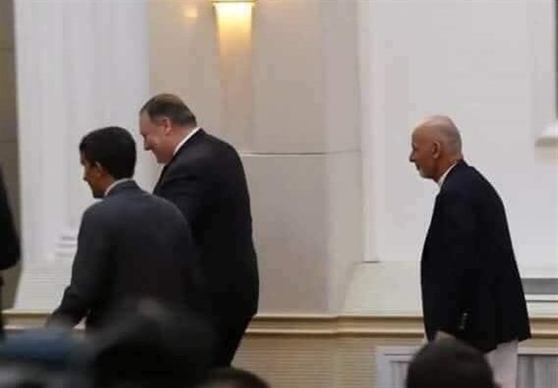 حرکت تحقیر آمیز وزیرخارجه آمریکا در حضور اشرف غنی +عکس