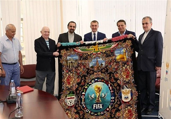 اهدای فرش دستباف جام جهانی به فدراسیون روسیه +عکس