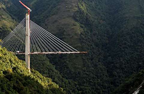 لحظه انفجار یک پل کابلی در کلمبیا