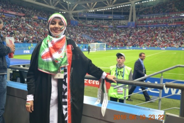 ماجرای مزاحمت یک ایرانی برای زن چادری در ورزشگاه جام جهانی+عکس