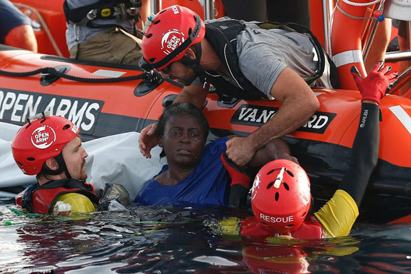 نجات یک زن مهاجر تنها در آب‌های مدیترانه +عکس