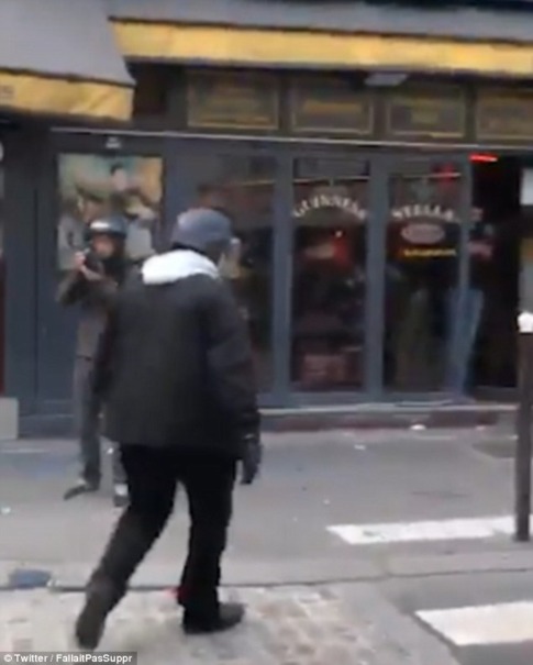 کتک زدن مردم توسط مقام فرانسوی با لباس مبدل! +تصاویر