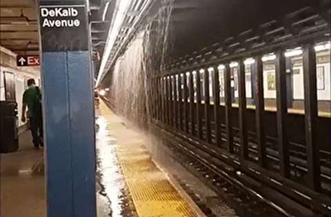 آبشار سیل آسا در ایستگاه متروی نیویورک