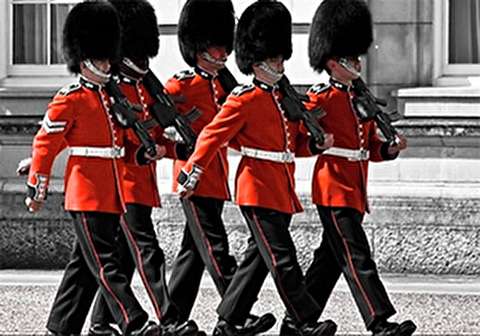 سوتی‌های گارد سلطنتی انگلیس حین اجرای رژه