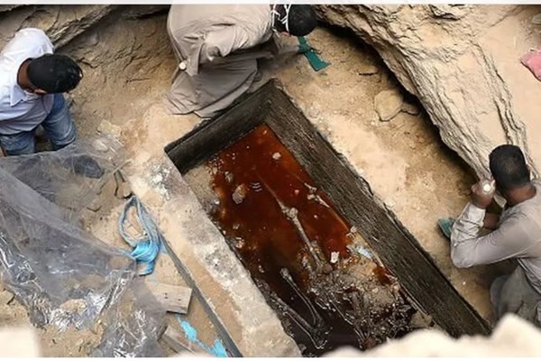 درخواست جنجالی برای نوشیدن آب استخوان مقبره باستانی +عکس