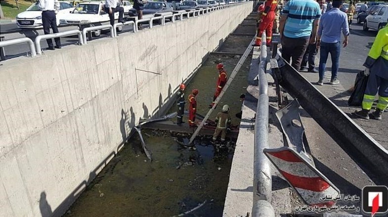 سقوط پژو ۲۰۶ به داخل کانال آب در بزرگراه باکری +تصاویر