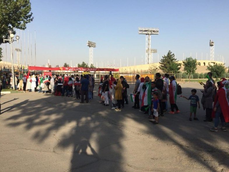 خانواده‌ها در ورزشگاه آزادی ٤ ساعت قبل از بازی +عکس