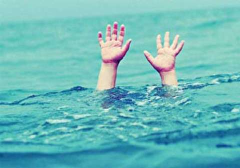 نجات اعجاب انگیز دختر بچه از غرق شدن