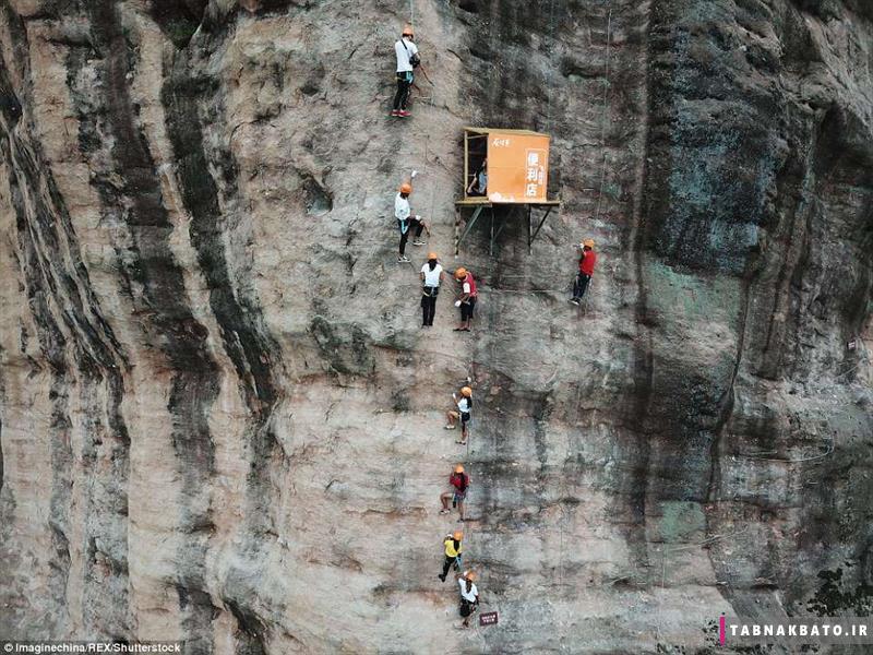 مغازه معلق در کوه برای کوهنوردان چینی