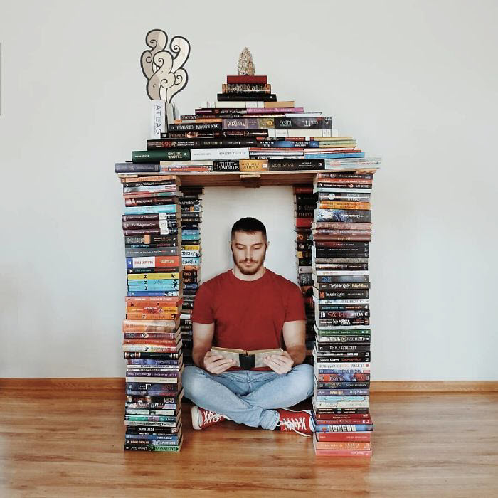 مردی که با کتاب‌های کتابخانه‌اش عشق‌بازی می‌کند