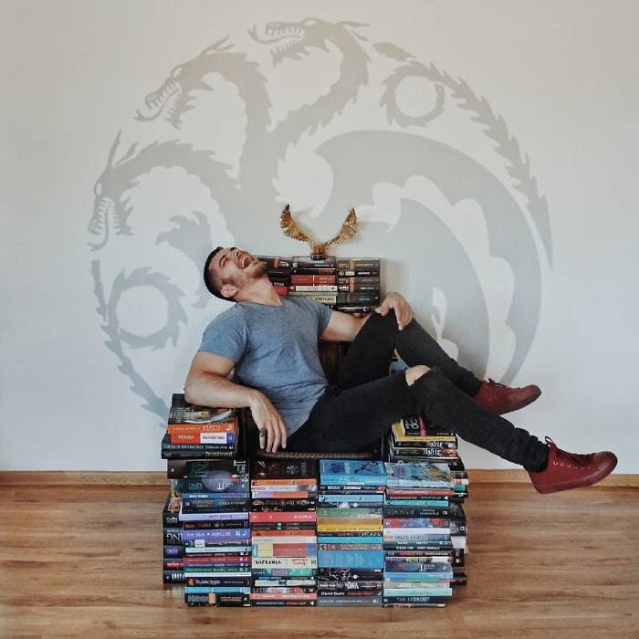 مردی که با کتاب‌های کتابخانه‌اش عشق‌بازی می‌کند