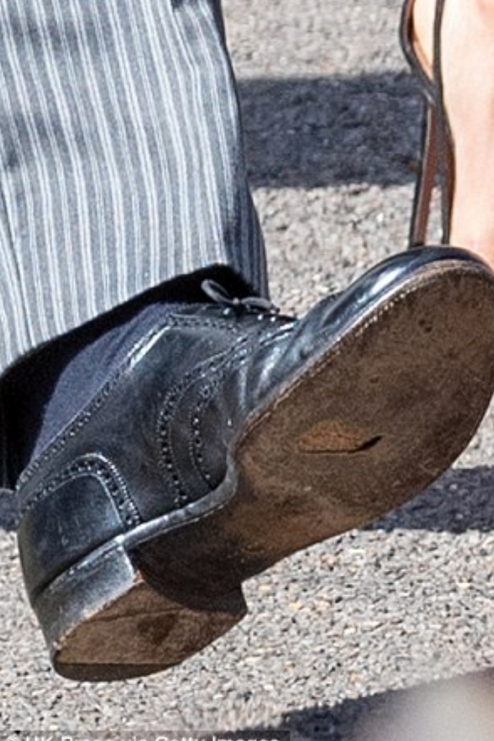 کفش های پاره شاهزاده هری در یک مراسم عروسی