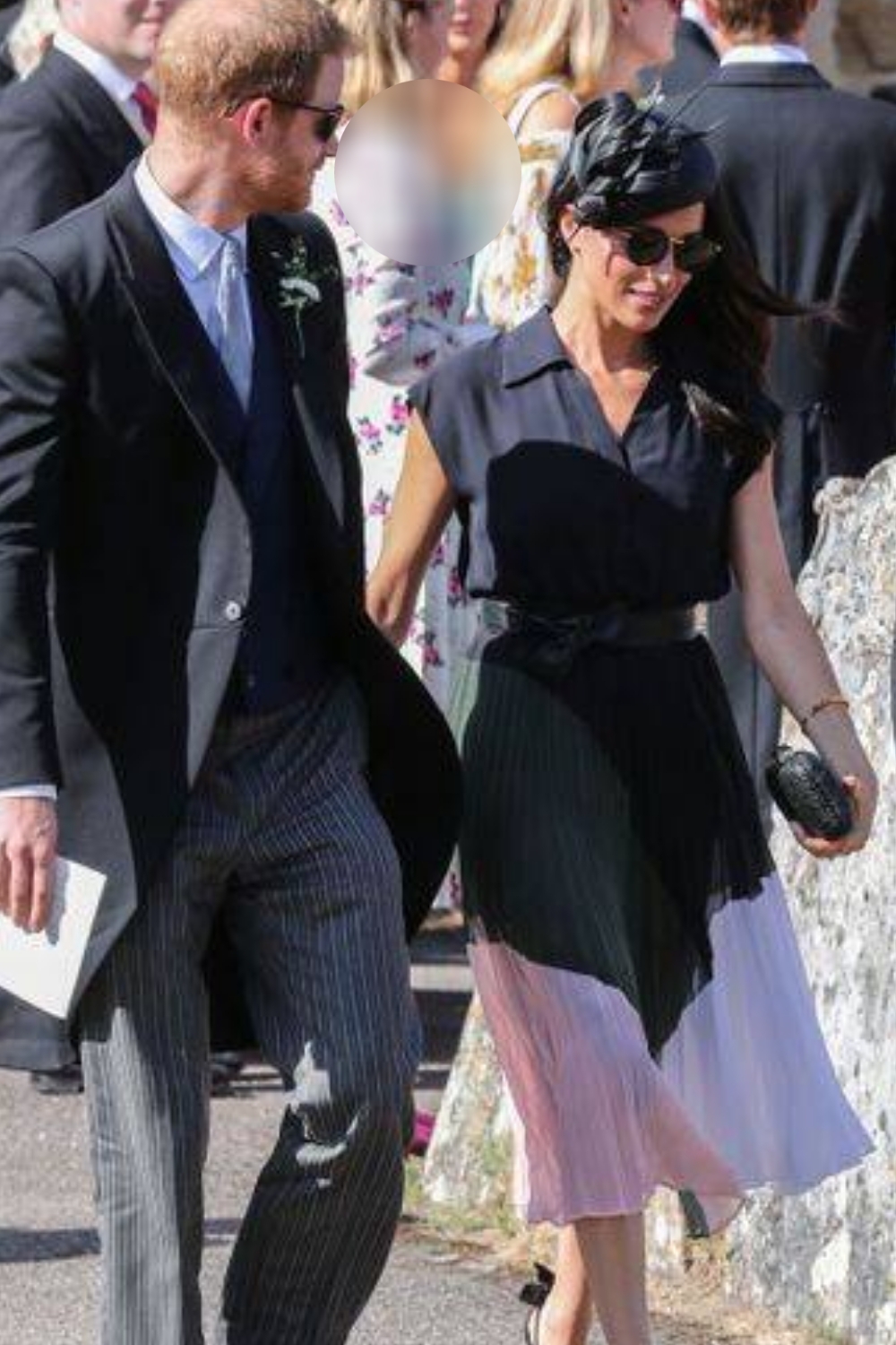 کفش های کهنه و پاره شاهزاده هری در یک مراسم عروسی