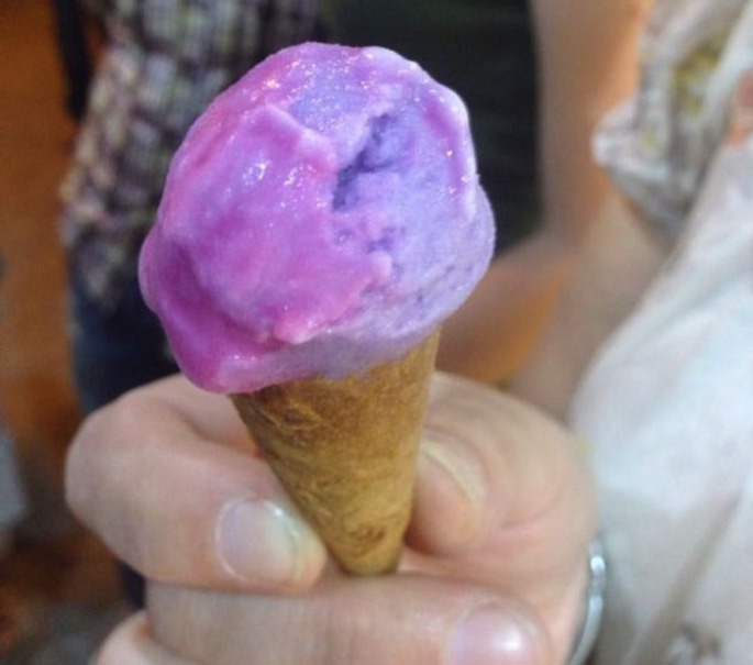 بستنی که به هنگام خوردن تغییر رنگ می‌دهد +تصاویر